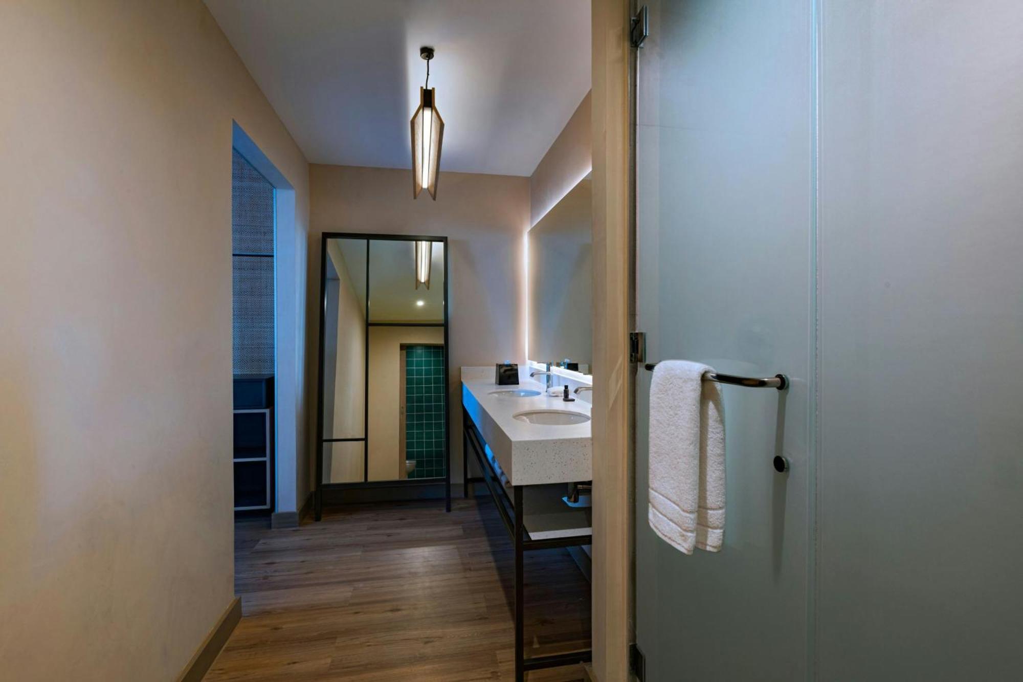 Suite en la planta de la piscina poco profunda - 1 cama extragrande
