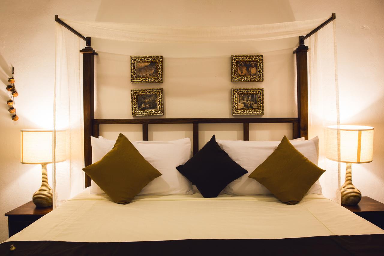 Quarto com Cama King-size e Vista do Jardim